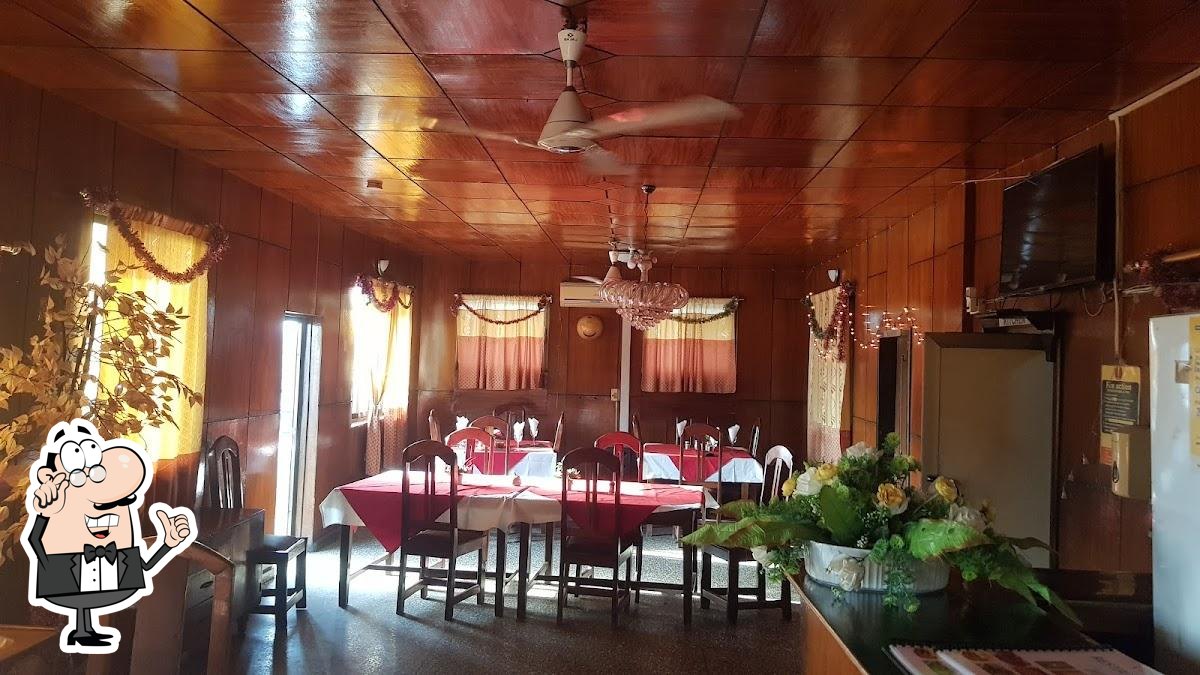 Dining room seating at Giddipass Crest